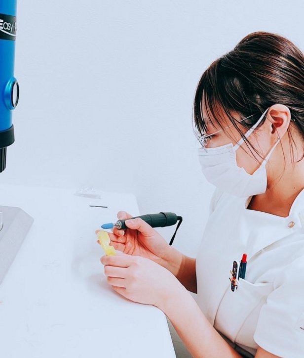 ホワイトニング マウスピース作製中の当クリニック技工士の作業風景