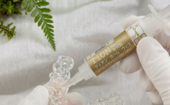 ホームホワイトニングジェルのティオン ホーム ウィズをホワイトニングマウスピースに注入する女性